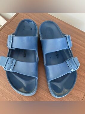 Birkenstock unisex Essentials Arizona Footbed Sandal. Women 9 men 7